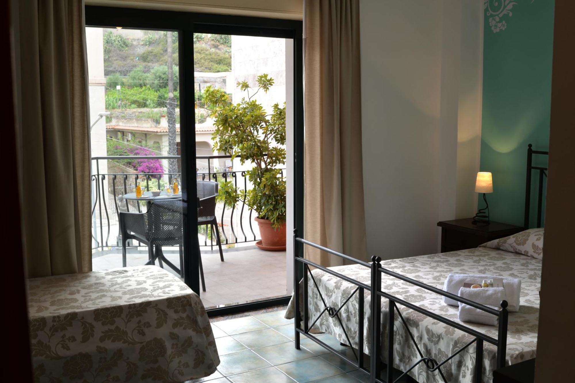 Hotel Donna Rosa SantʼAlessio Siculo Extérieur photo
